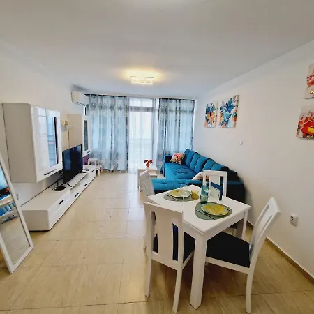 Diamond מלון דירות 4*